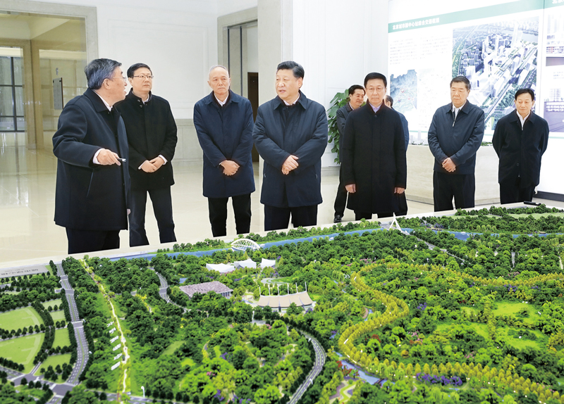 2019年1月16日至18日,中共中央總書記、國家(jiā)主席、中央軍委主席習近平在京津冀考察,主持召開京津冀協同發展座談會並發表重要講(jiǎng)話(huà)。這是1月18日上午,習近平(píng)在北京城市副(fù)中心市委辦公樓主樓詳細了解副中心重大工程項目規劃建設情況。 新華社(shè)記者(zhě) 鞠鵬/攝