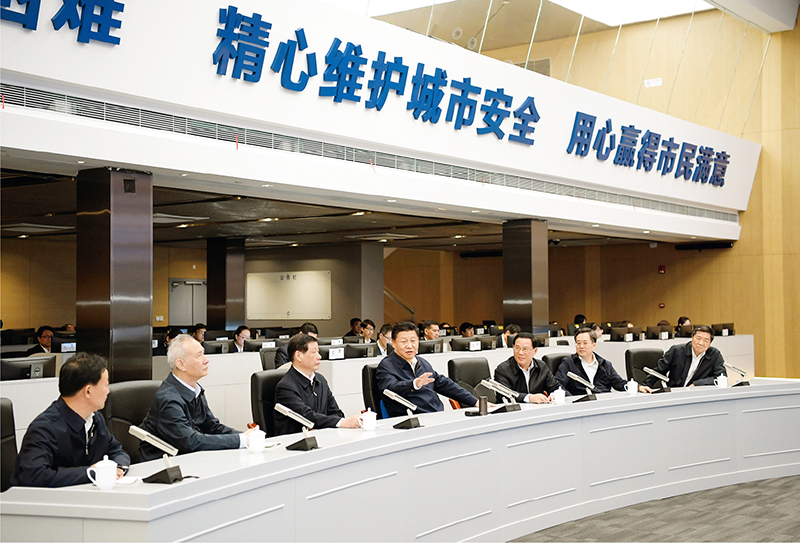 2018年11月6日至7日,中共中央總(zǒng)書記、國(guó)家主席、中央軍委主席習近平在上海考察。這是6日下午,習近平在浦東(dōng)新區城市運行綜合管理中(zhōng)心了解上(shàng)海(hǎi)城市(shì)精細化管理和國際貿易單一窗口運營情況(kuàng)。