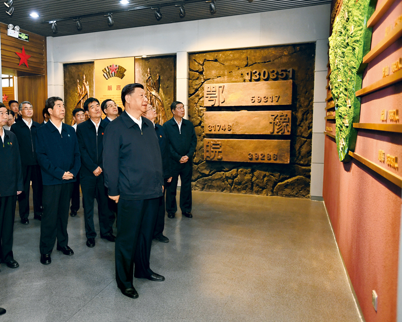 2019年9月(yuè)16日至18日,中共中央總書記、國家主席(xí)、中央(yāng)軍委主席習近平在(zài)河南考(kǎo)察。這是16日下午,習近平來到位於信陽市(shì)新縣(xiàn)的鄂豫皖蘇區首府烈士陵園,瞻仰革命烈士紀念堂。 新華社記者 謝環馳/攝