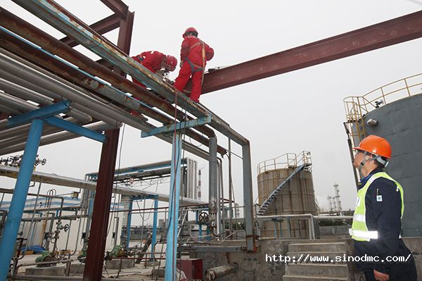 中石大工貿公司員工在施工現場進行監護