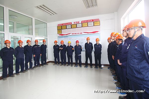 碳四車間員工(gōng)進行交接班