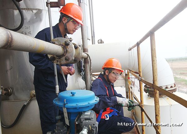 乙腈(jīng)車間員工(gōng)對隱患進行整改