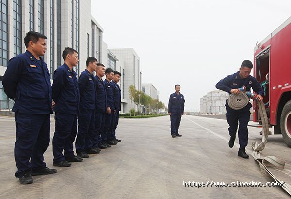 消防隊員進行例行訓(xùn)練