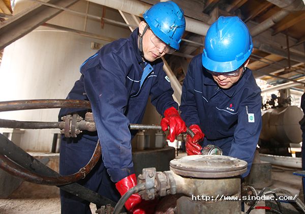 機修車間員工對機泵(bèng)進行維修