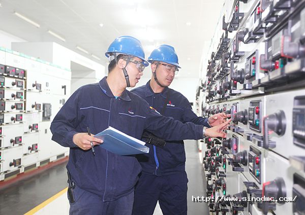 電氣車間(jiān)員工在配(pèi)電室例行巡檢