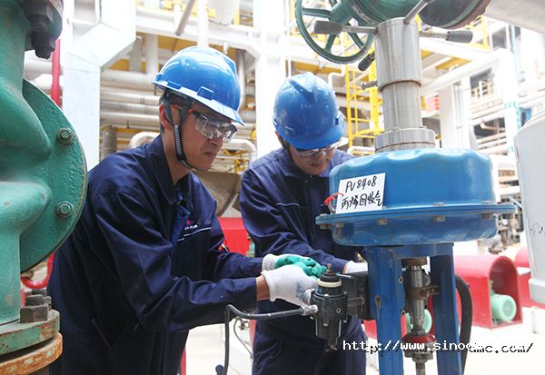 儀表車間員工在調校設(shè)備