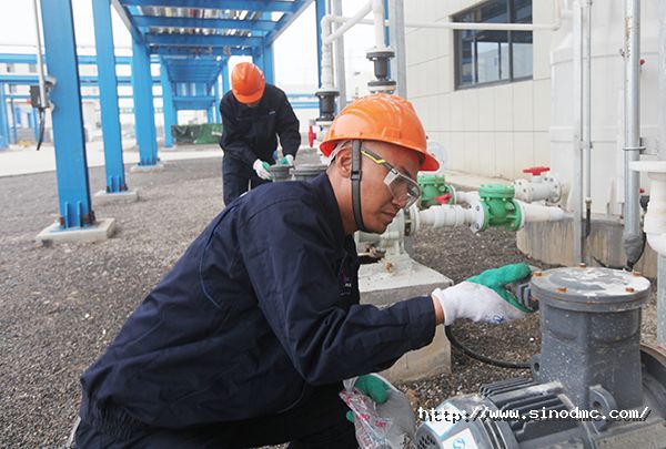 融創公司員(yuán)工對電機進行防爆封堵